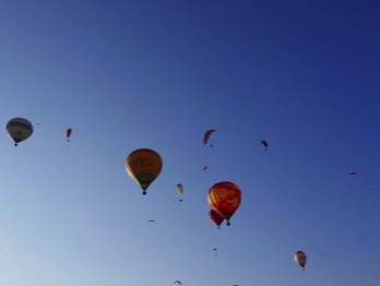  Paragliding with balloons at the Coupe Icare 