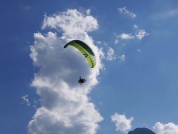  Awesome German pilot flying Annecy, France  